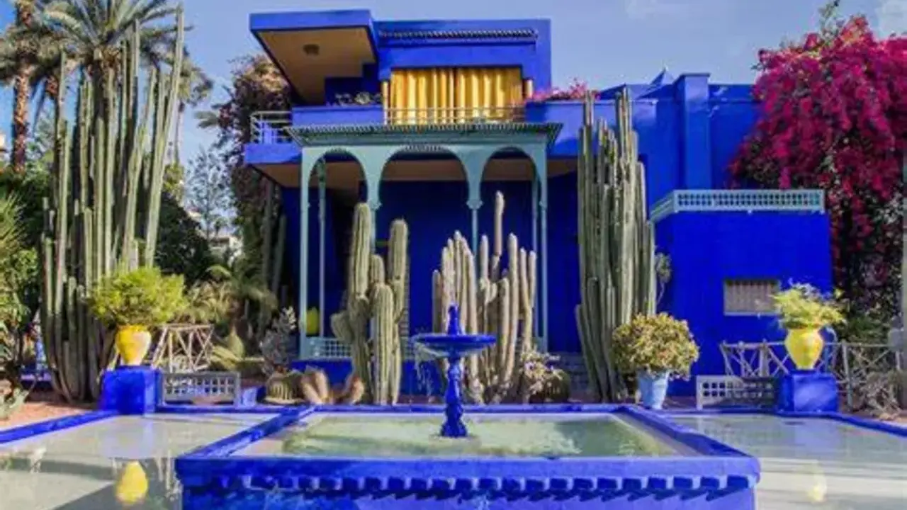 Le jardin bleu de Marrakech, avec ses cactus géants, sa fontaine et sa villa aux couleurs vives, offre un spectacle saisissant.