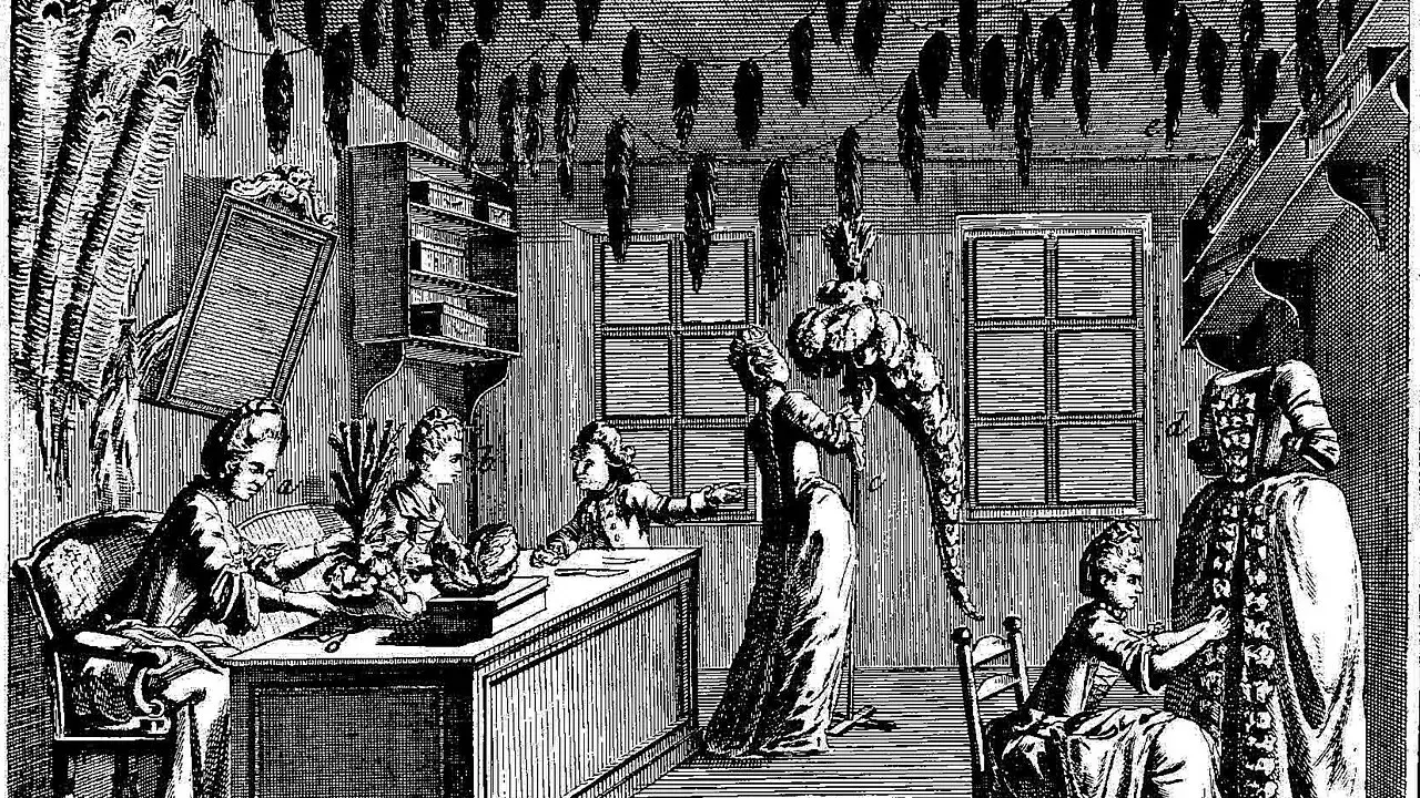 Dans un atelier, un artisan plumassier et ses apprentis travaillent sur des parures et des vêtements ornés de plumes.