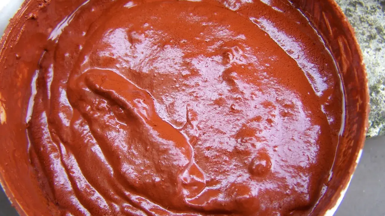 Pâte épaisse et onctueuse, couleur terre de Sienne, prête pour une peinture à l'ocre recette maison.