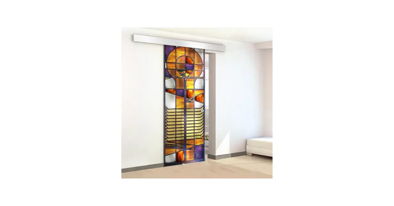 Porte vitrail occasion aux motifs géométriques colorés, orange, violet et doré, s'ouvrant sur une pièce lumineuse.