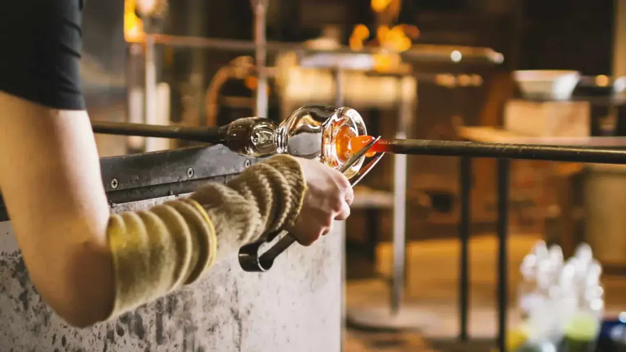 Souffleur de verre travaillant le verre en fusion, un métier qui mérite un bon salaire.