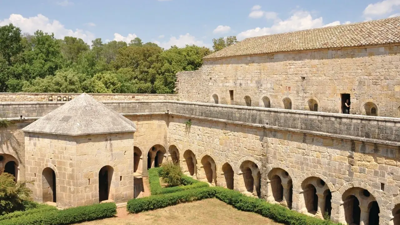 Cour intérieure de l'abbaye du Thoronet, avec ses arcades et son petit pavillon. Un avis sur ce lieu historique est fortement recommandé.