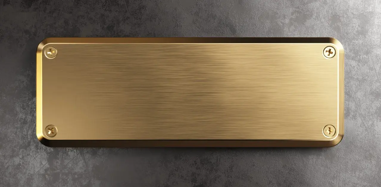 Plaque en laiton brossé, prête pour une gravure ou un nettoyage avec du bicarbonate de soude pour lui redonner son éclat.