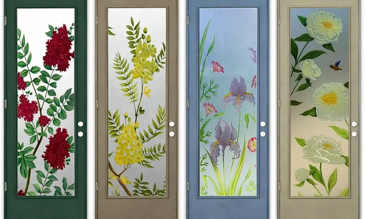 Quatre portes vitrées ornées de motifs floraux peints : lilas rouge, fleurs jaunes, iris violets et pivoines blanches. Chaque fleur en verre apporte une touche de nature.