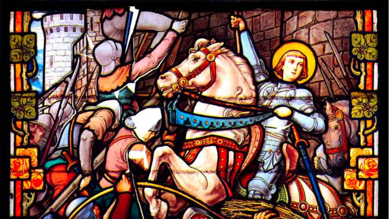Vitrail de Jeanne d'Arc, la Pucelle d'Orléans, en armure sur son cheval blanc, brandissant son épée au milieu d'une bataille.