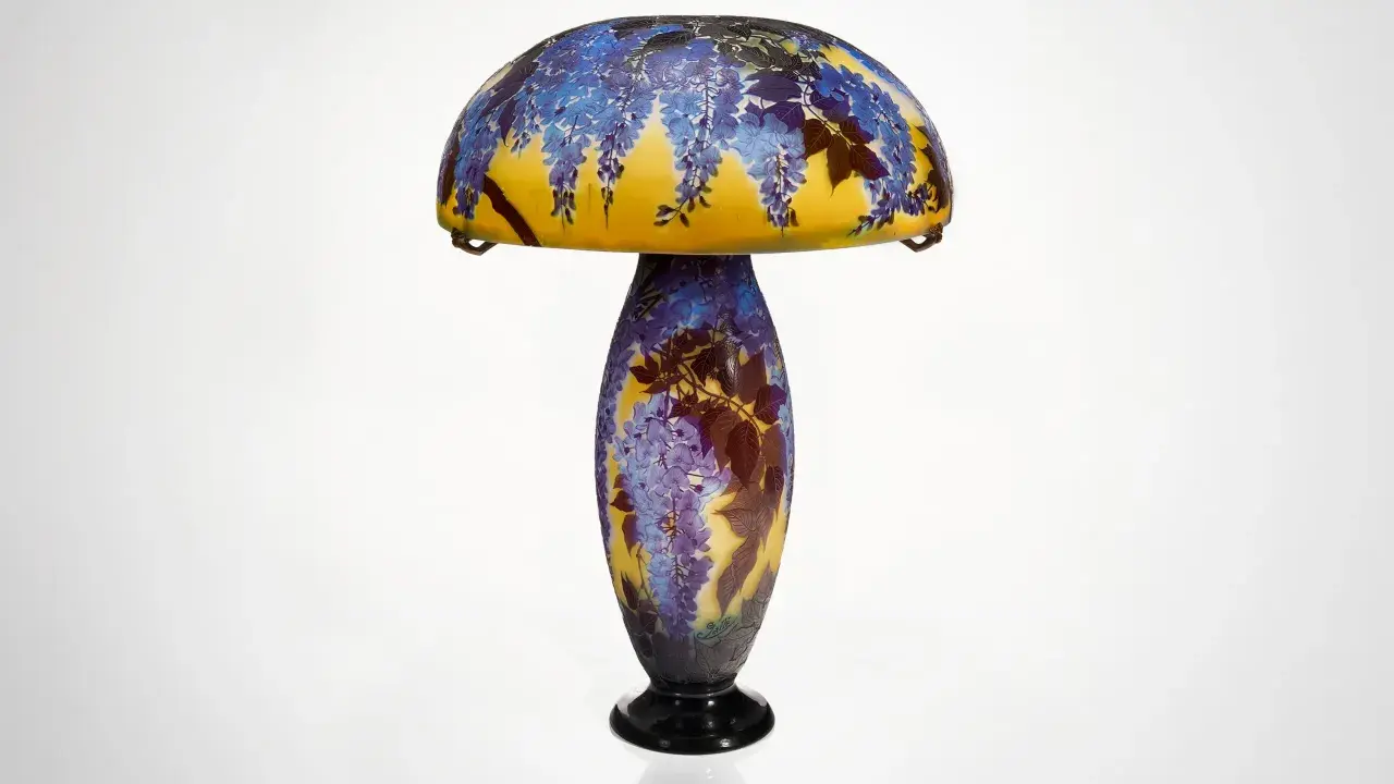 Lampe Art Nouveau d'un artiste verrier, ornée de glycines bleues et de feuilles sur un fond jaune.