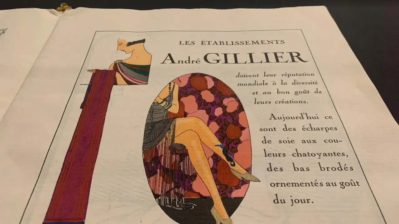 Publicité André Gillier, style art déco, avec une femme aux jambes ornées de bas brodés, rappelant les dates de cette époque.