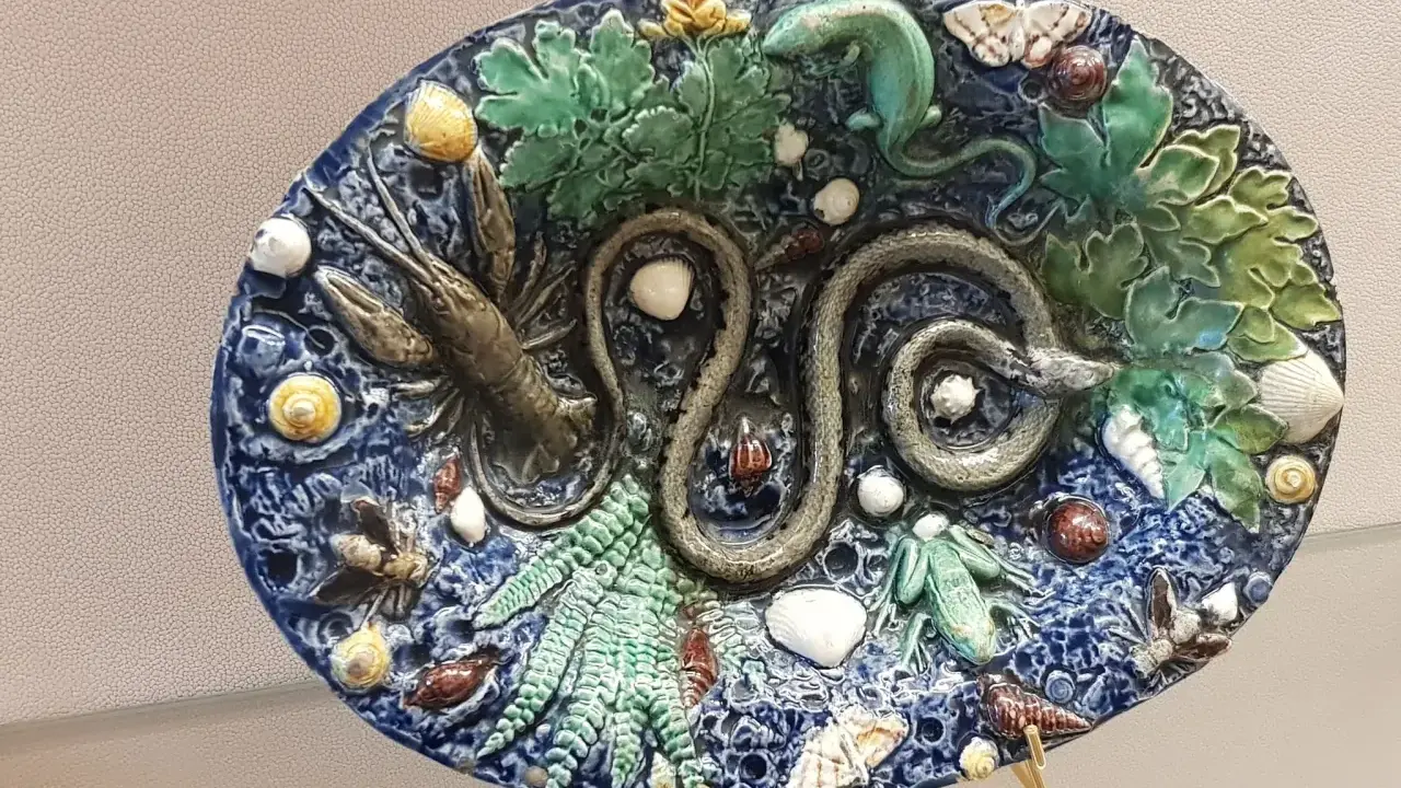 Assiette en faïence de Bernard Palissy, une invention naturaliste représentant un serpent, une écrevisse, un lézard, des feuilles et des coquillages.
