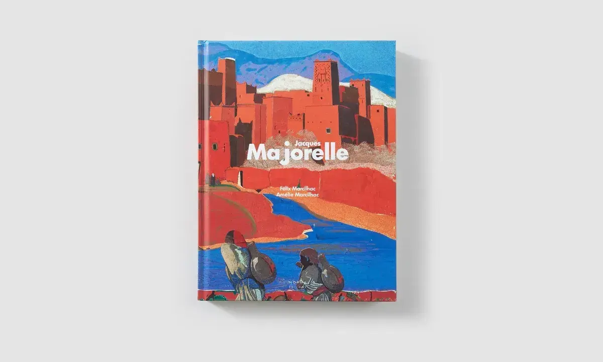 Couverture d'un livre sur Jacques Majorelle, peintre, montrant une ville ocre sous un ciel bleu, avec des personnages au premier plan.