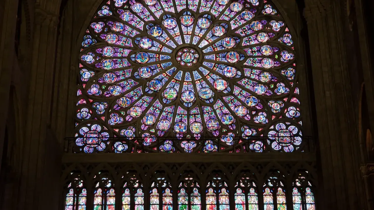 La rosace et les vitraux d'une cathédrale, un témoignage coloré de l'histoire du vitrail.