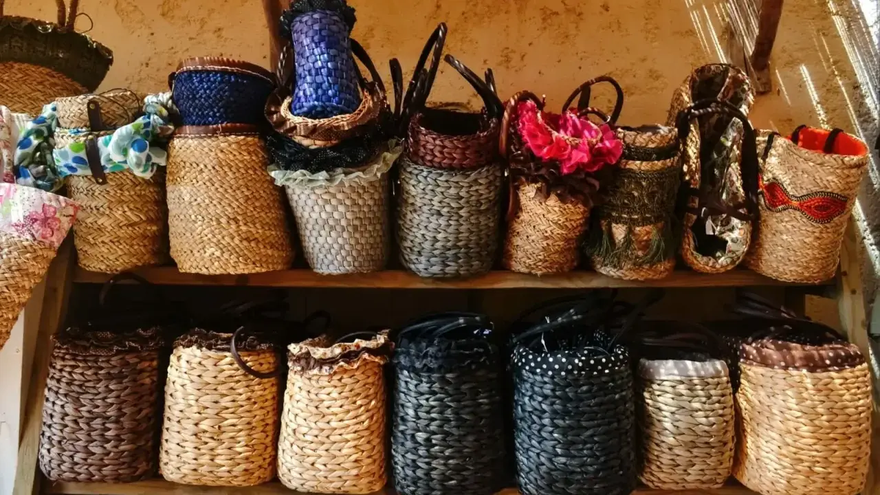 Étalage de paniers et sacs en osier, témoignage du savoir-faire de l'artisanat corse. Des créations variées, colorées et naturelles.