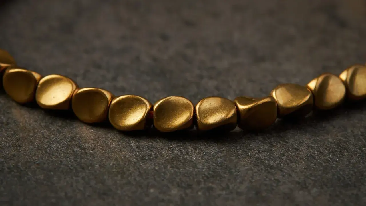 Un bracelet en cuivre aux perles dorées, parfait pour apprendre comment nettoyer un bracelet en cuivre et lui redonner son éclat.