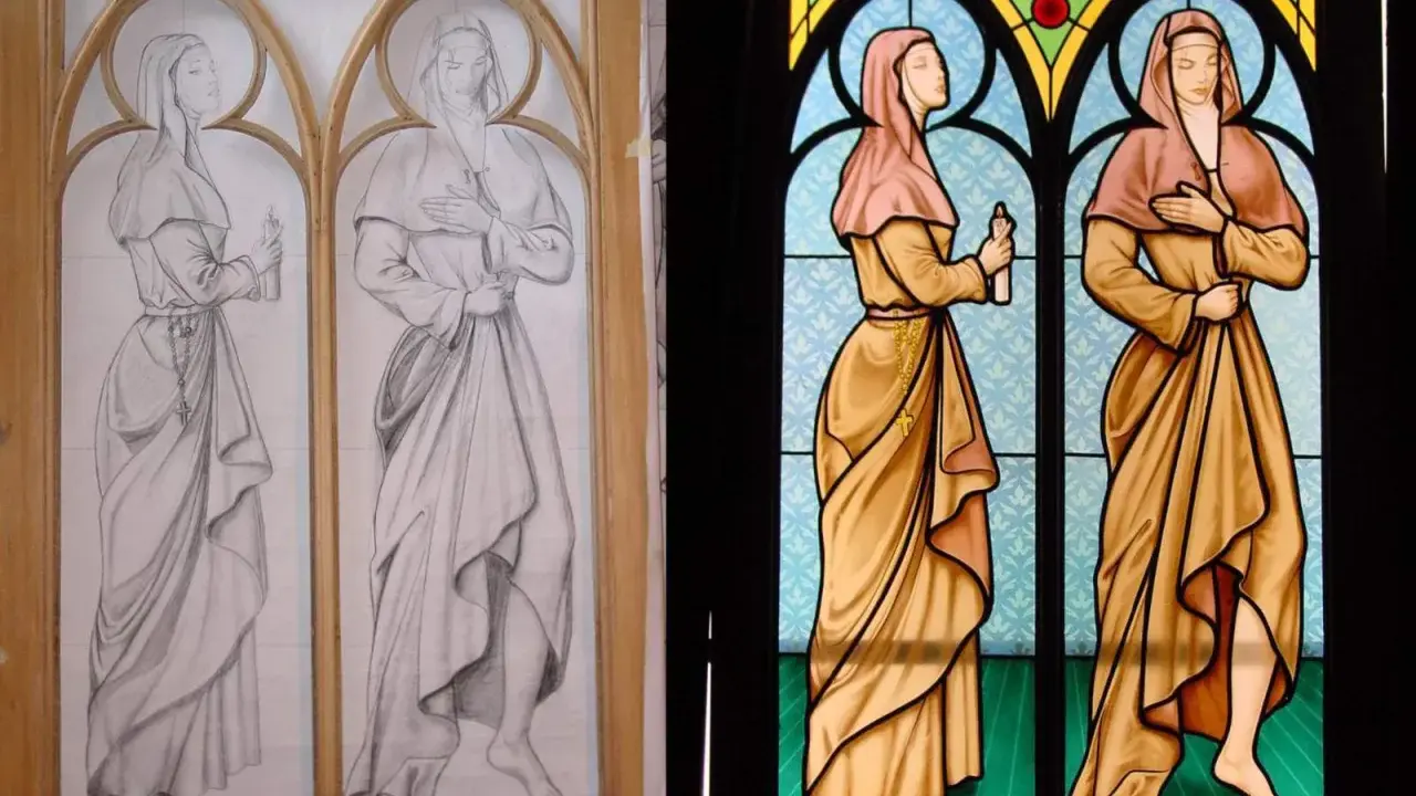 Esquisse d'un vitrail simple montrant deux femmes en robe, l'une tenant une bougie. Le vitrail coloré final est à droite.