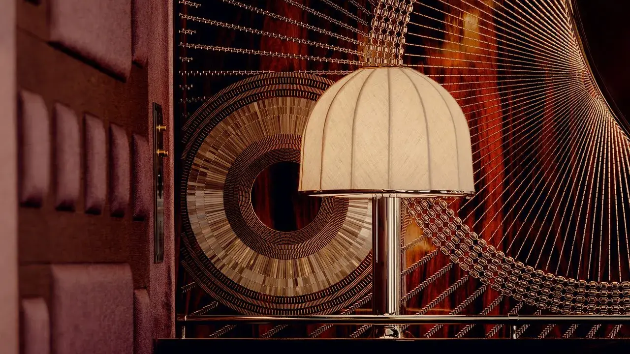 Lampe Art Déco sur fond ornemental complexe, avec des détails en velours bordeaux. L'ensemble évoque une ambiance luxueuse et sophistiquée.