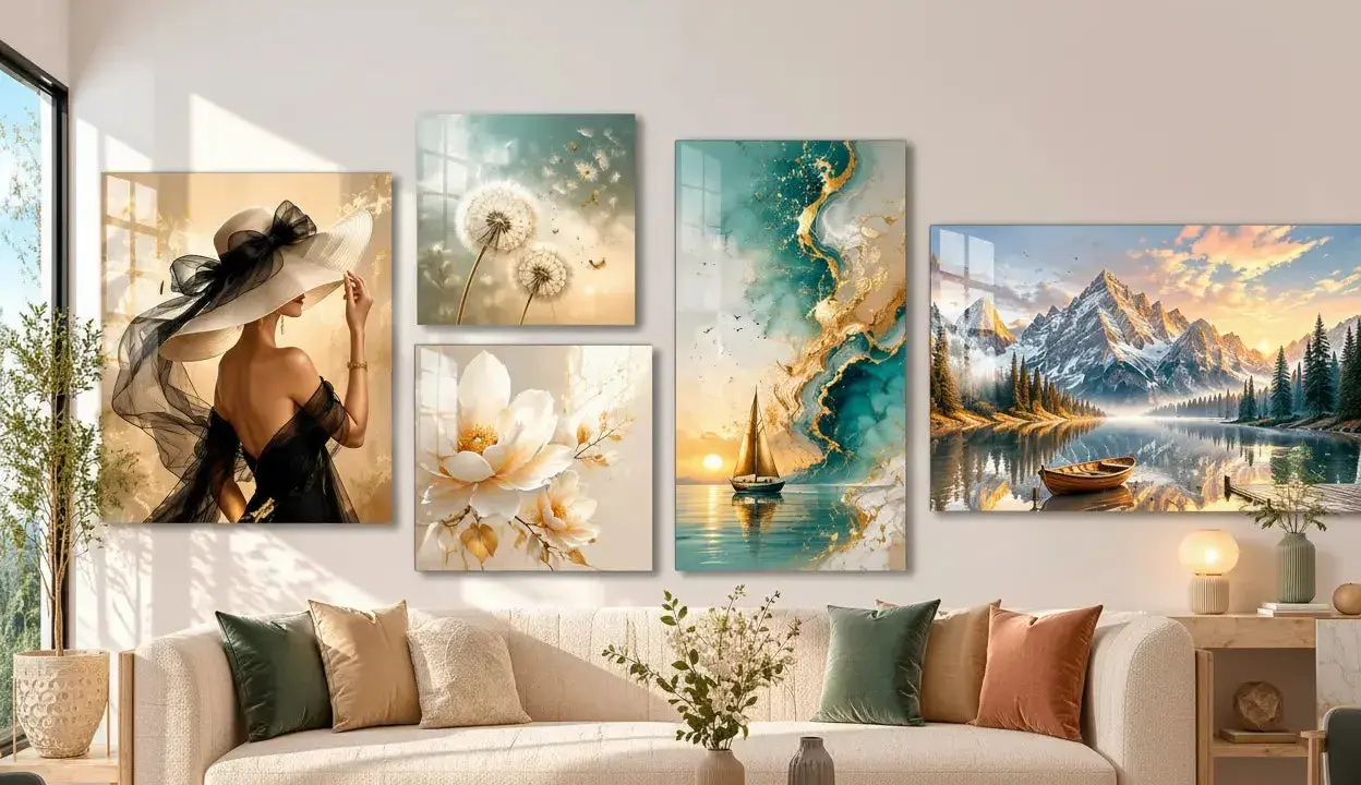 Cinq tableaux sur **mobile en verre** décorent un mur : une femme au chapeau, des pissenlits, une fleur, un voilier et un paysage de montagne.