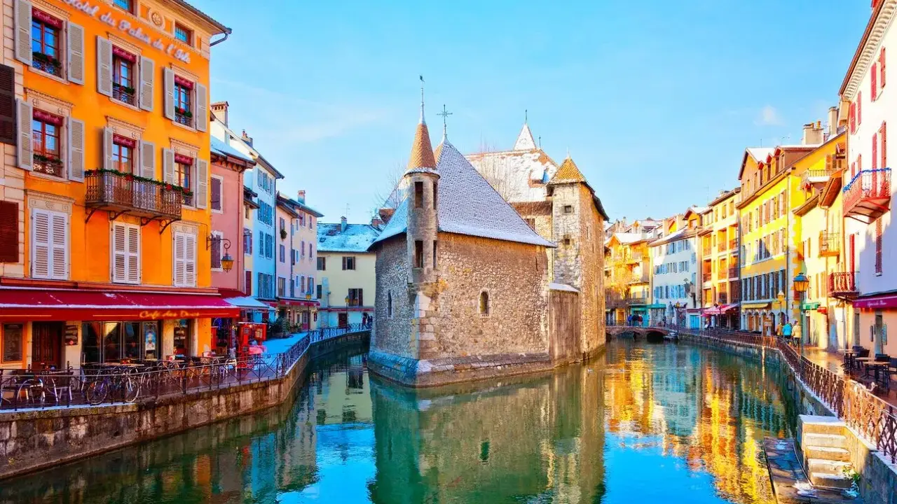 Canal pittoresque à Annecy, avec ses maisons colorées et le Palais de l'Isle. Idéal pour flâner et découvrir l'artisanat local.