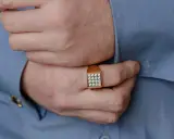 Bague en or avec pierres précieuses, un exemple pour comment nettoyer des bijoux en or avec pierre précieuse.