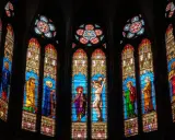 Magnifiques art vitraux d'une église, représentant des scènes bibliques avec des figures colorées sur fond bleu.