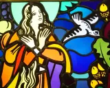 Vitrail coloré, une femme aux longs cheveux et un oiseau blanc en vol, dans le style de Jacques Gruber.