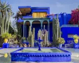Le jardin bleu de Marrakech, avec ses cactus géants, sa fontaine et sa villa aux couleurs vives, offre un spectacle saisissant.