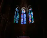 Vitraux de Chagall à Reims, illuminant l'intérieur sombre d'une cathédrale gothique.