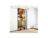 Porte vitrail occasion aux motifs géométriques colorés, orange, violet et doré, s'ouvrant sur une pièce lumineuse.