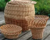Trois paniers en rotin, un grand avec couvercle, un moyen et un petit. Apprenez comment entretenir le rotin pour qu'ils durent longtemps.