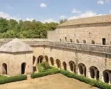Cour intérieure de l'abbaye du Thoronet, avec ses arcades et son petit pavillon. Un avis sur ce lieu historique est fortement recommandé.