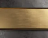 Plaque en laiton brossé, prête pour une gravure ou un nettoyage avec du bicarbonate de soude pour lui redonner son éclat.