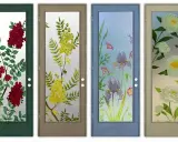 Quatre portes vitrées ornées de motifs floraux peints : lilas rouge, fleurs jaunes, iris violets et pivoines blanches. Chaque fleur en verre apporte une touche de nature.