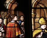 Vitraux de la cathédrale de Nevers : scènes religieuses avec des personnages en habits liturgiques, un évêque coiffé de sa mitre dorée.