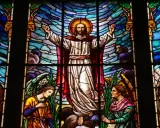Magnifique vitrail d'église représentant le Christ entouré d'anges et de saints, baigné de lumière.