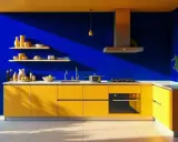 Cuisine aux murs bleu majorelle éclatant et meubles jaunes vifs. Des étagères chargées de vaisselle, une plante verte et un plan de travail moderne.