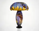 Lampe Art Nouveau d'un artiste verrier, ornée de glycines bleues et de feuilles sur un fond jaune.
