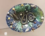 Assiette en faïence de Bernard Palissy, une invention naturaliste représentant un serpent, une écrevisse, un lézard, des feuilles et des coquillages.