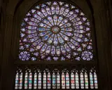 La rosace et les vitraux d'une cathédrale, un témoignage coloré de l'histoire du vitrail.