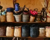 Étalage de paniers et sacs en osier, témoignage du savoir-faire de l'artisanat corse. Des créations variées, colorées et naturelles.