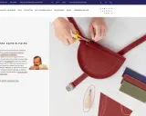 Mains expertes cousant un sac en cuir rouge, symbolisant l'artisanat de luxe et le savoir-faire traditionnel de Camille Fournet.