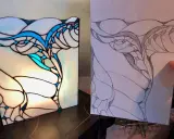 Le vitrail wecandoo, une œuvre d'art lumineuse aux courbes bleues et blanches, est comparé à son croquis préparatoire.