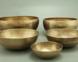 Cinq bols tibétains dorés, parfaits pour apprendre comment nettoyer cuivre et laiton et retrouver leur éclat.