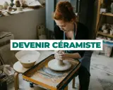 Artisan qui travaille avec l'argile sur un tour, créant une pièce unique.