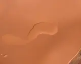 Une tache d'eau sur cuir non traité, créant une légère décoloration.
