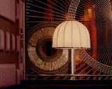 Lampe Art Déco sur fond ornemental complexe, avec des détails en velours bordeaux. L'ensemble évoque une ambiance luxueuse et sophistiquée.
