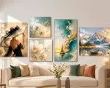 Cinq tableaux sur **mobile en verre** décorent un mur : une femme au chapeau, des pissenlits, une fleur, un voilier et un paysage de montagne.