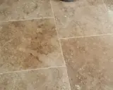 Carrelage en travertin aux tons chauds, comme une peau de pêche, avec des variations naturelles.