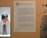 Mannequin portant un chapeau Art Déco, illustration de mode Art Nouveau.