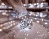 Un diamant étincelant est délicatement brossé dans des bulles savonneuses, révélant les secrets de comment nettoyer des diamants pour qu'ils brillent de mille feux.