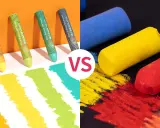 Comparaison de pastels à l'huile et de pastels secs. Des bâtonnets de couleurs vives sont présentés avec des échantillons de traits sur papier.