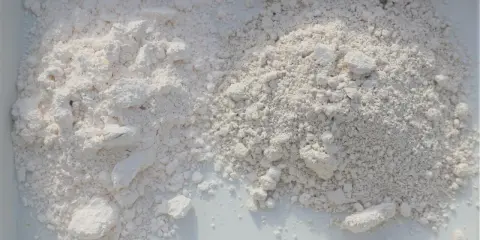 Poudre blanche fine et grumeleuse, illustrant la différence entre chaux vive et chaux hydraulique.