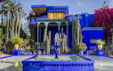 Le jardin bleu de Marrakech, avec ses cactus géants, sa fontaine et sa villa aux couleurs vives, offre un spectacle saisissant.